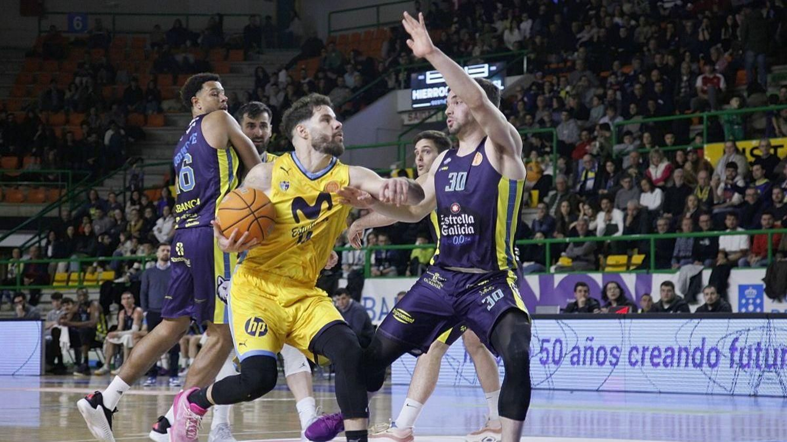 Rafa Lisboa trata de parar a Díaz.