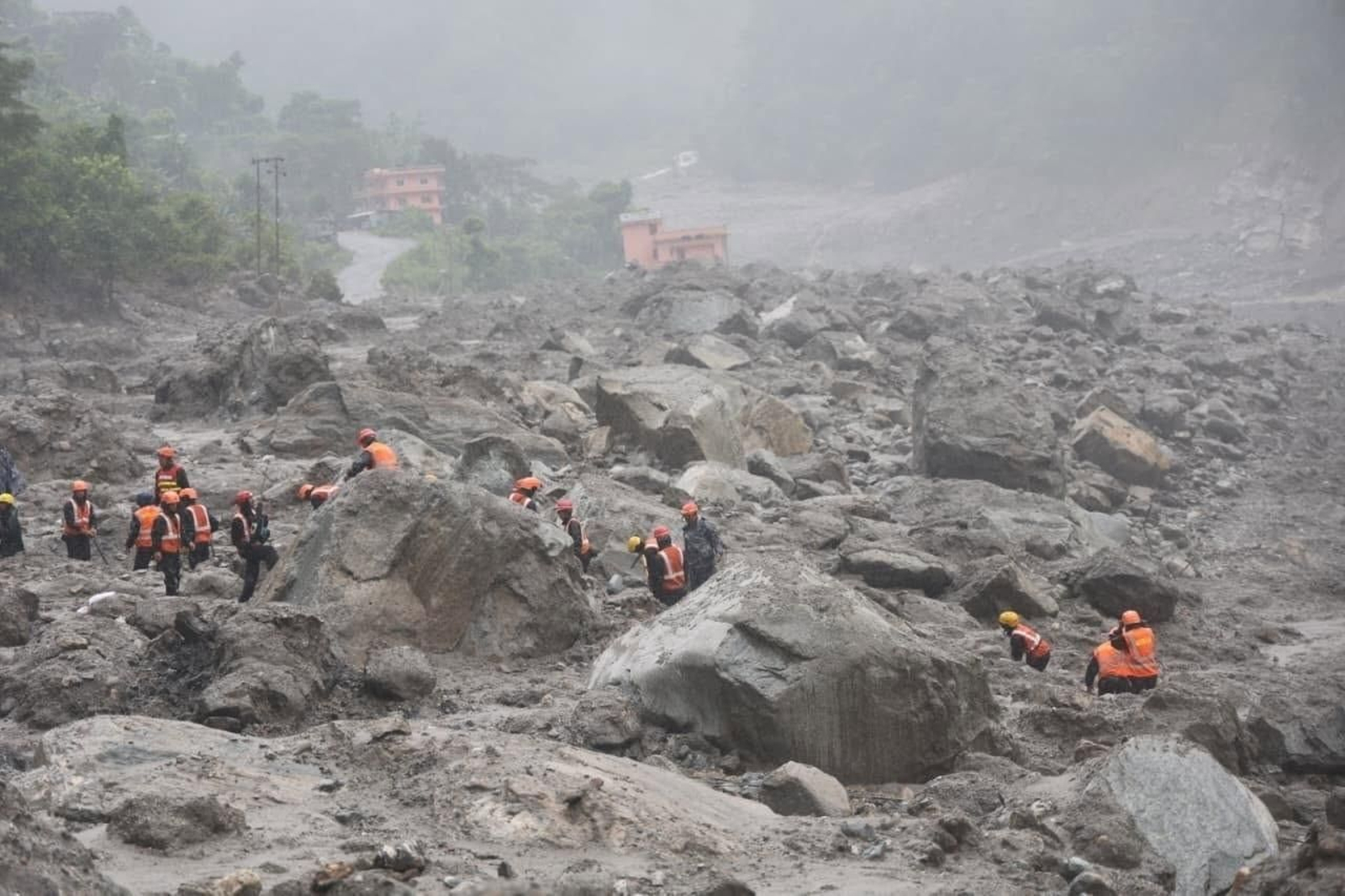 Labores de rescate tras la riada de Nepal