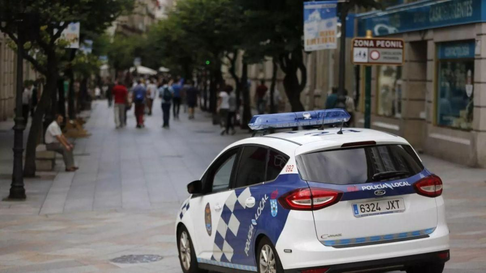 Un turismo de la Policía Local de Ourense patrulla por el centro de la ciudad.