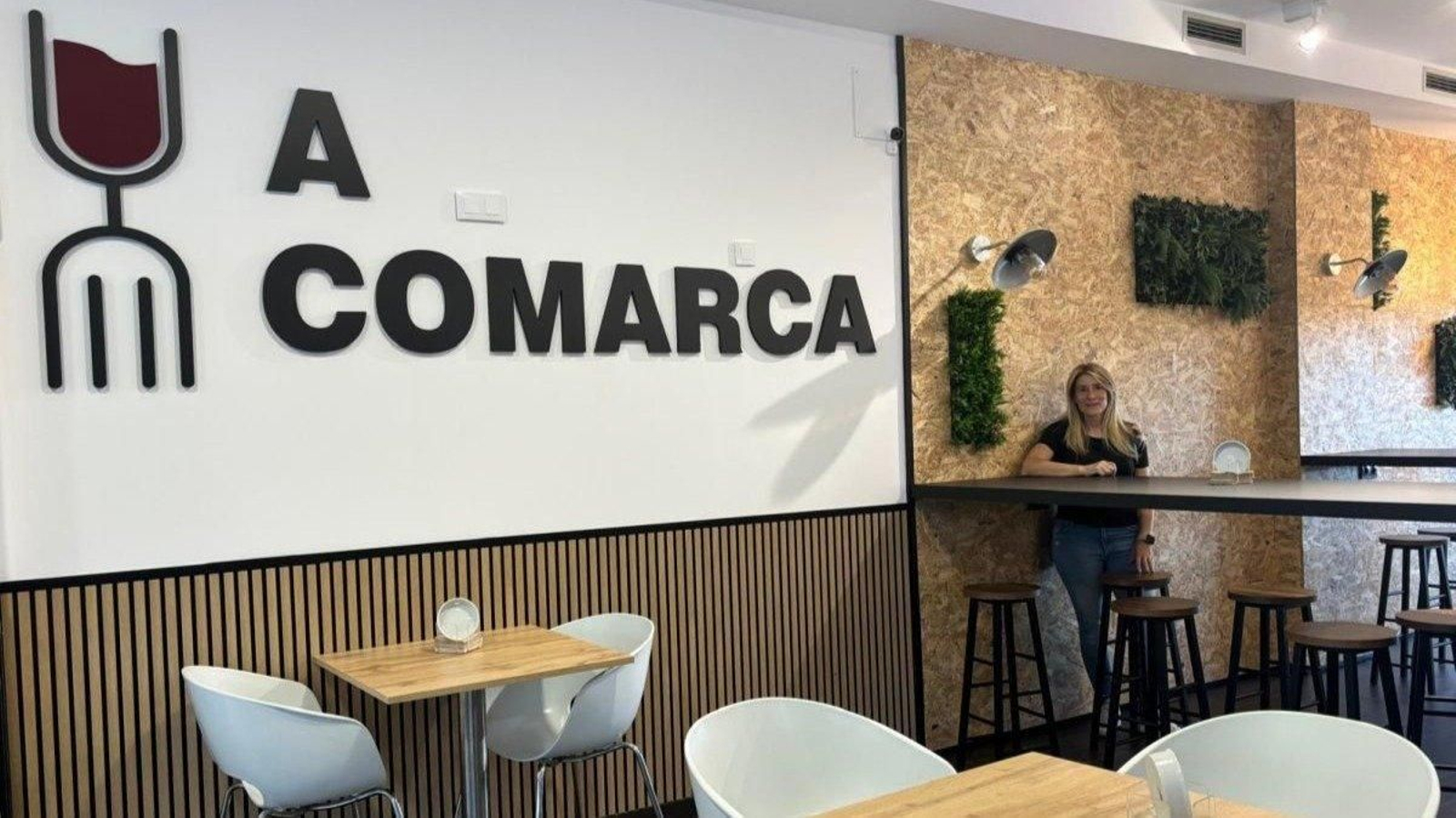 Conchi Barja en el remodelado A Comarca Café Bar. | Foto: José Paz
