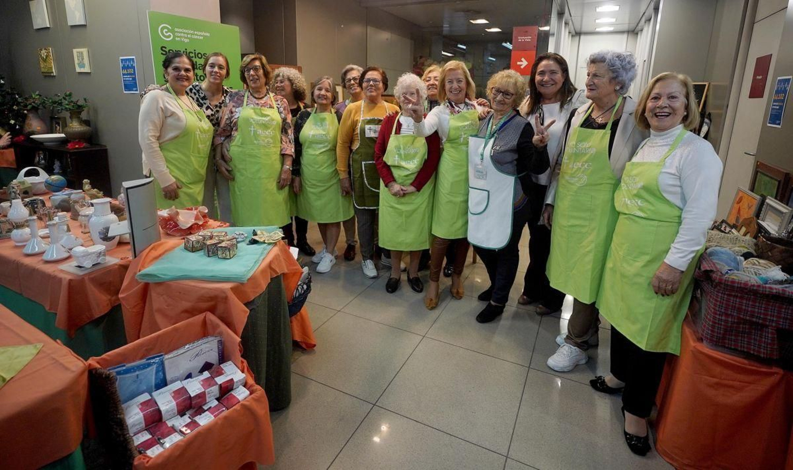 Las voluntarias de la asociación, minutos después de la apertura de las puertas del rastrillo.