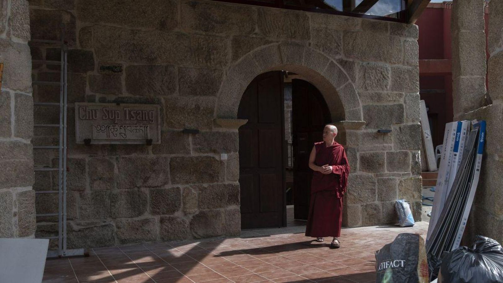 La monja Tenzing Ngeyung en la entrada del monasterio.