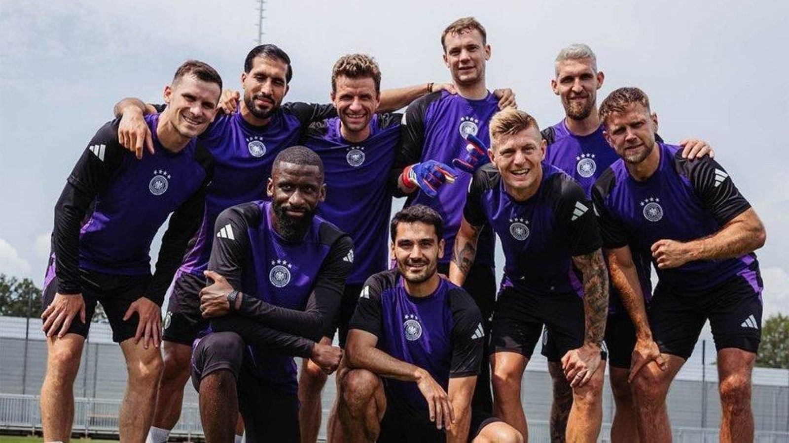 Jugadores de la selección alemana, entre ellos Rüdiger, Gündogan y Kroos, tras el entrenamiento de ayer.