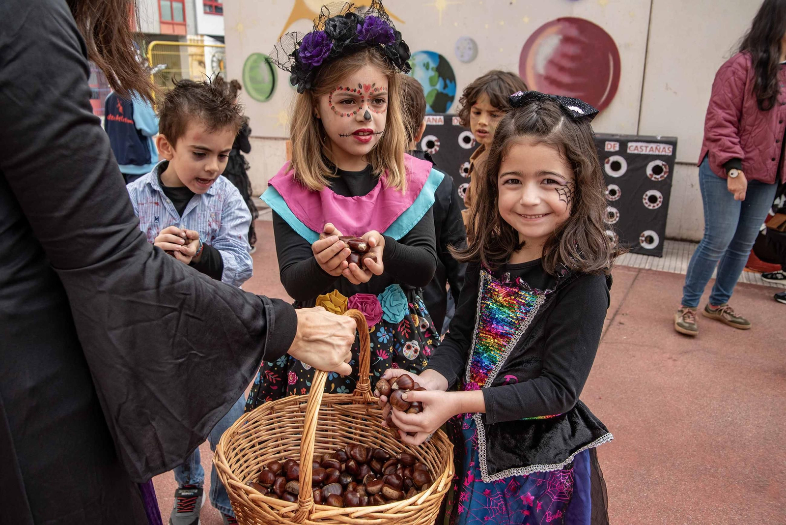 Galería | Samaín y magosto se juntan en la celebración festiva del CEIP Pintor Laxeiro de Vigo