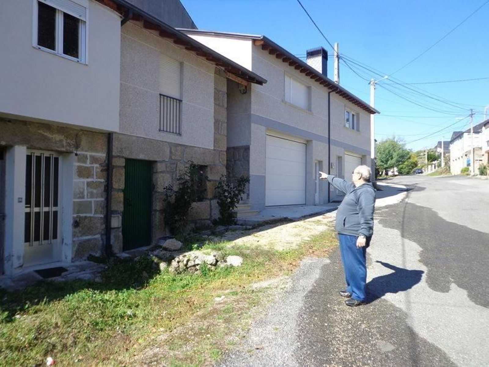 Petronilo Alonso Fernández, primo del comandante asesinado en 1995, muestra la casa familiar.