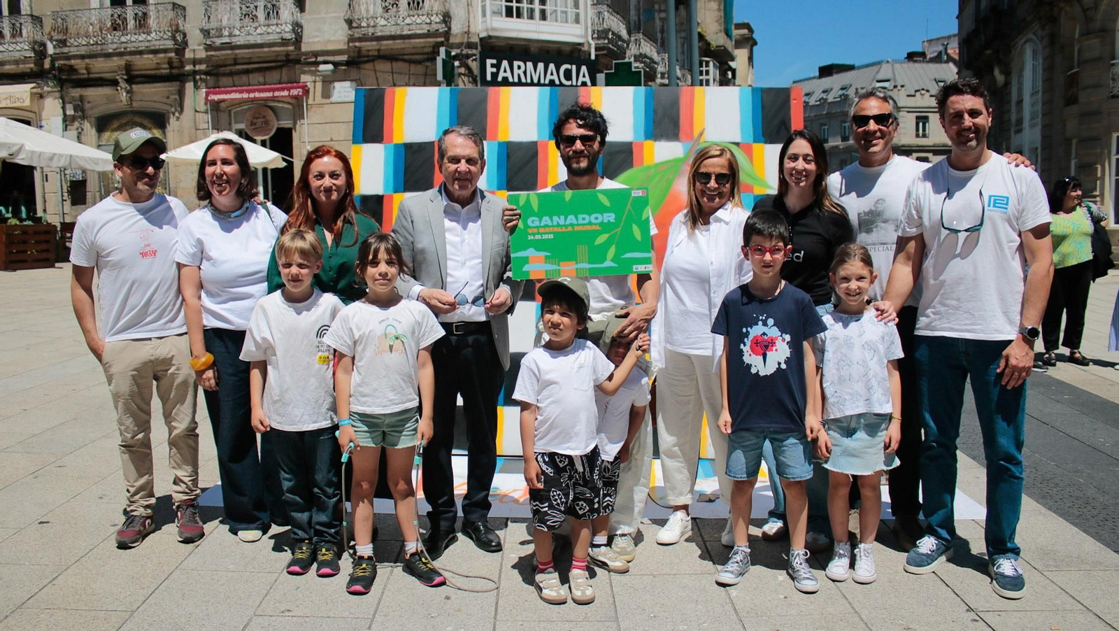 El ganador Habraham Barrios, con Abel Caballero y Carmela Silva, entre otros.