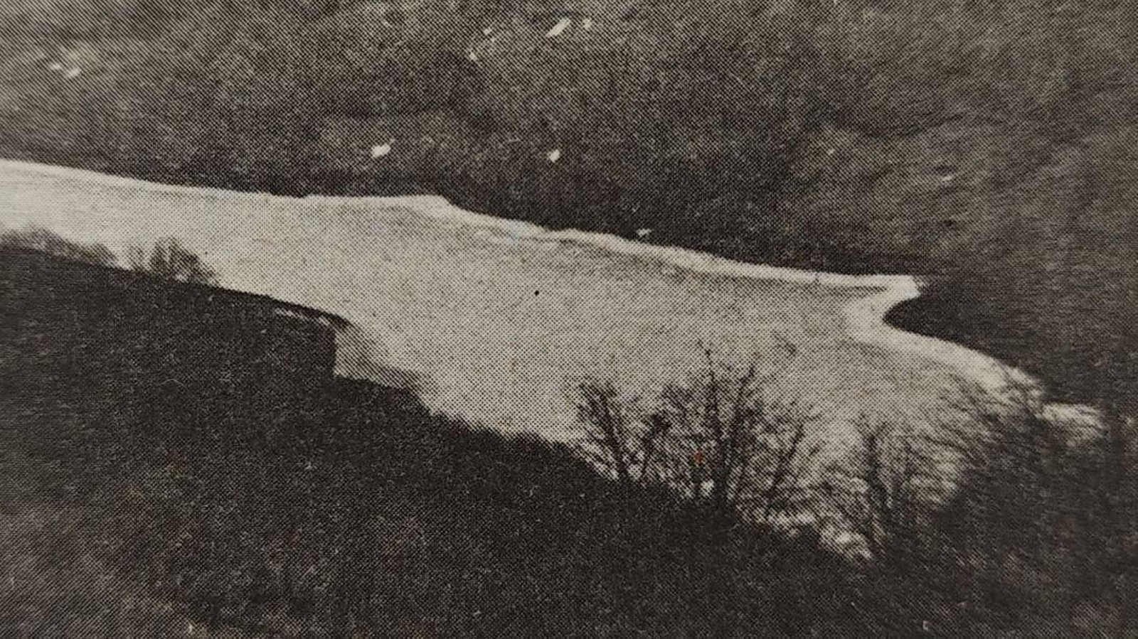 El embalse de Guistolas aún continúa helado.