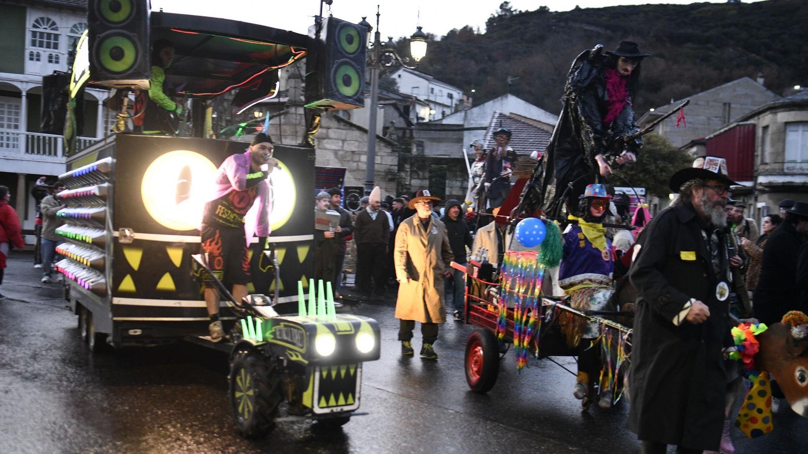 Os Festicultores animaron a festa dende San Lázaro.
