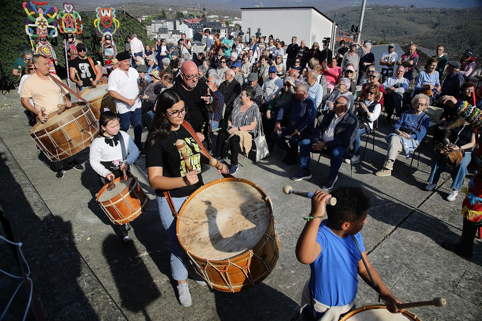 Suenan los bombos en un día de fiesta en Viana do Bolo.
