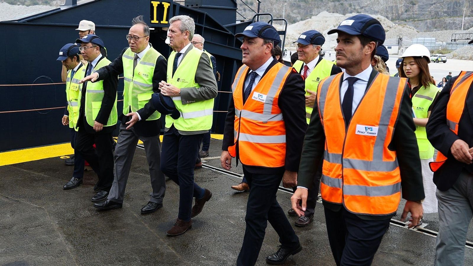 El presidente de la Xunta de Galicia, Alfonso Rueda (c), durante la celebración del acto de recepción.