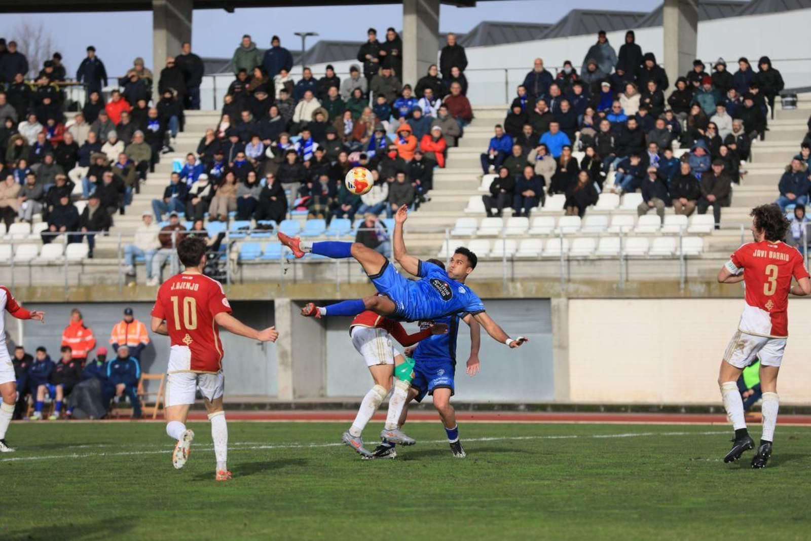 El atacante azulón Amin trata de realizar un remate acrobático en una acción que, curiosamente, acabaría con el gol del Cacereño.