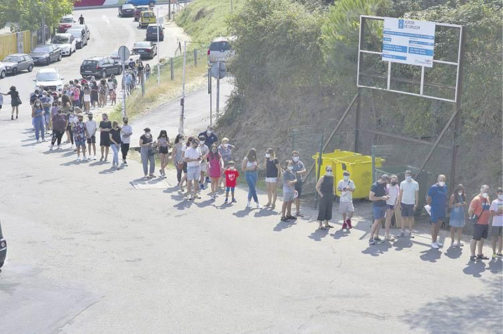 Cola del pasado lunes para la vacunación de 12 y 13 años, que llegaba al IES Xesús Ferro Couselo. (Martiño Pinal)