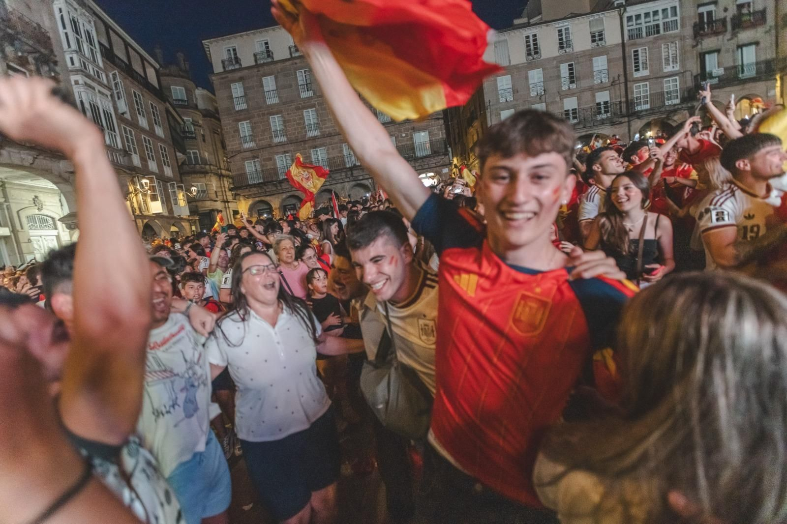 Galería | La ilusión por España en la semifinal tiñe de rojo la provincia de Ourense, en fotos
