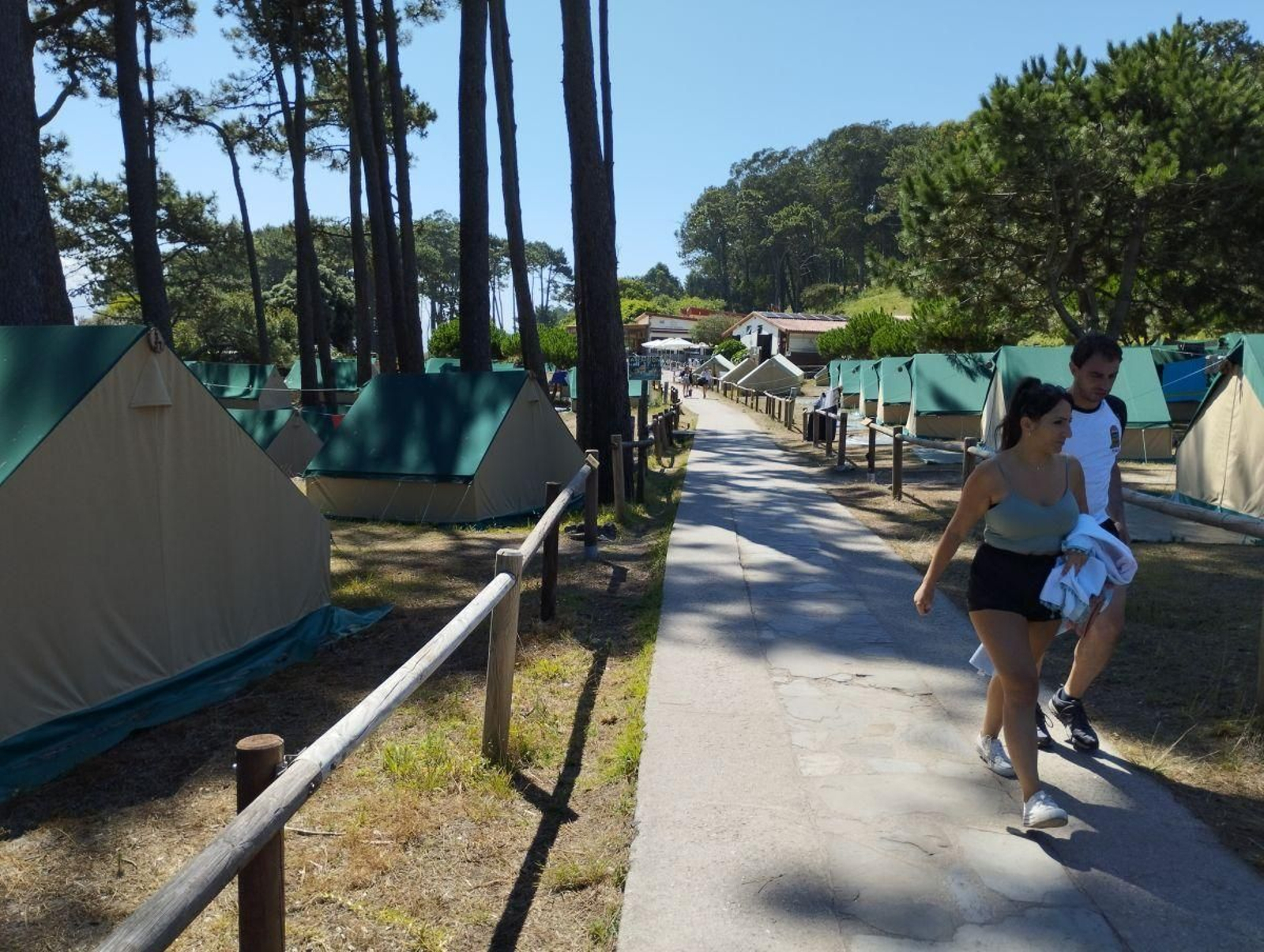 El camping marca la “temperatura” de Cíes, con medio millar de personas que pueden pasar la noche en las islas. Ha dado un cambio muy importante, con las tiendas permanentes y la mejora general de las instalaciones, como el bar, el restaurante y los servicios generales.