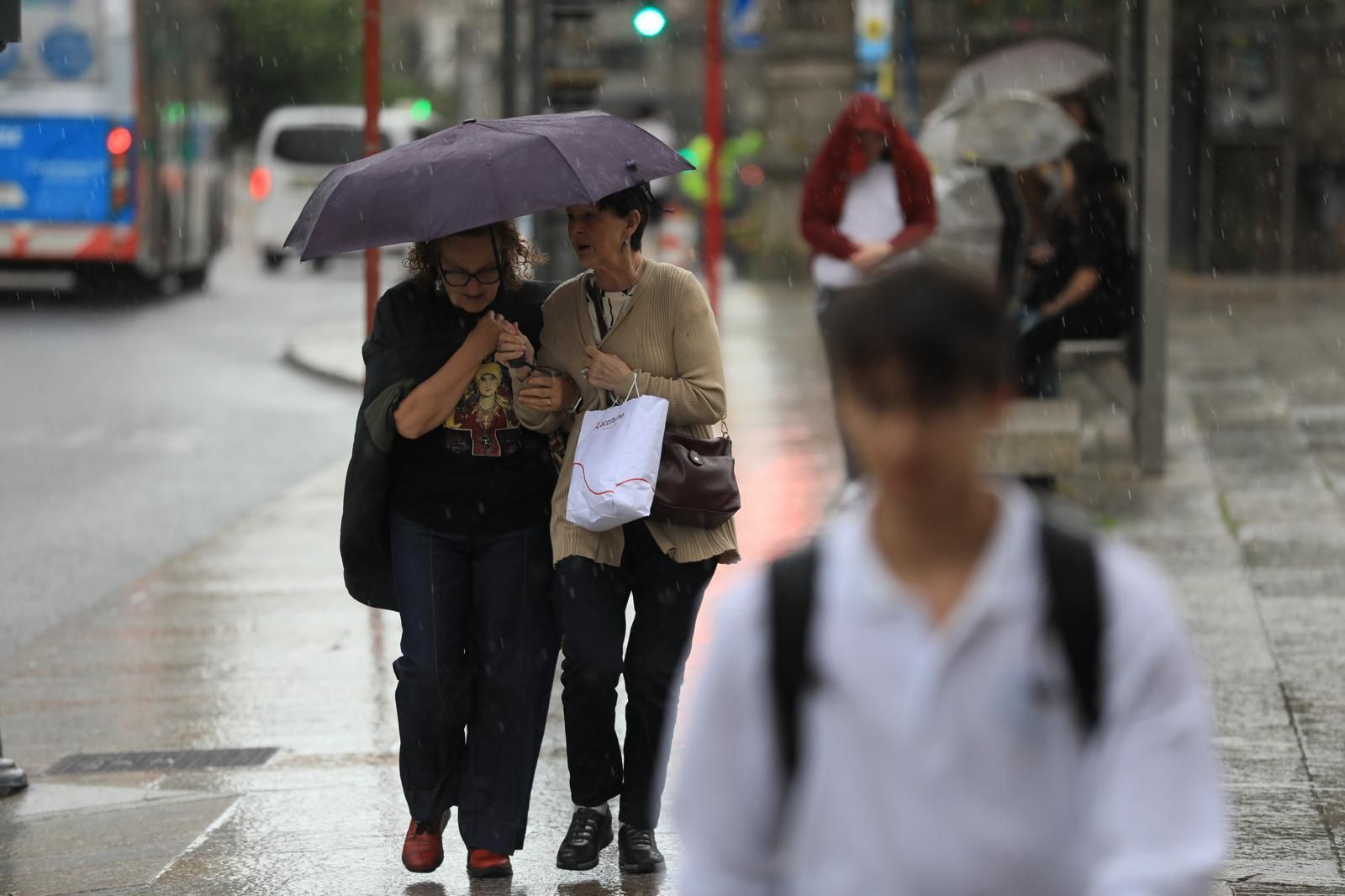 Galería | Ourense saca los paraguas en otra tarde de tormenta y agua