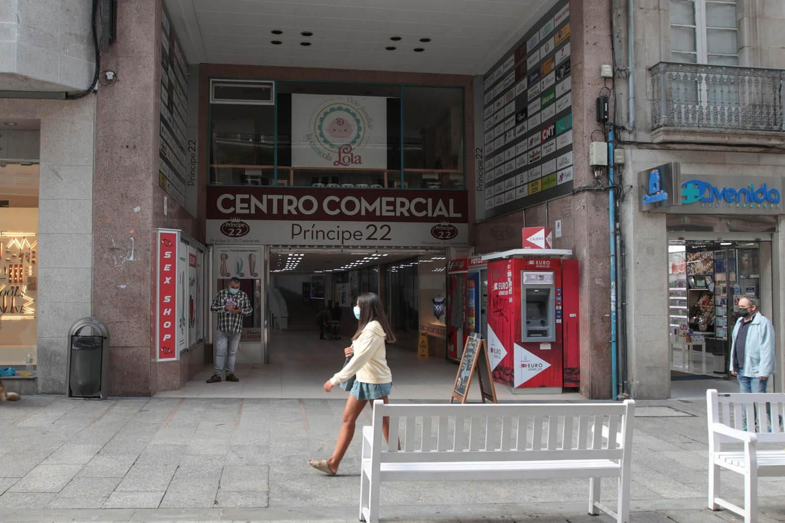 La próxima apertura del centro comercial Vialia en la nueva estación de Urzaiz también inquieta al pequeño comercio de las galerías.