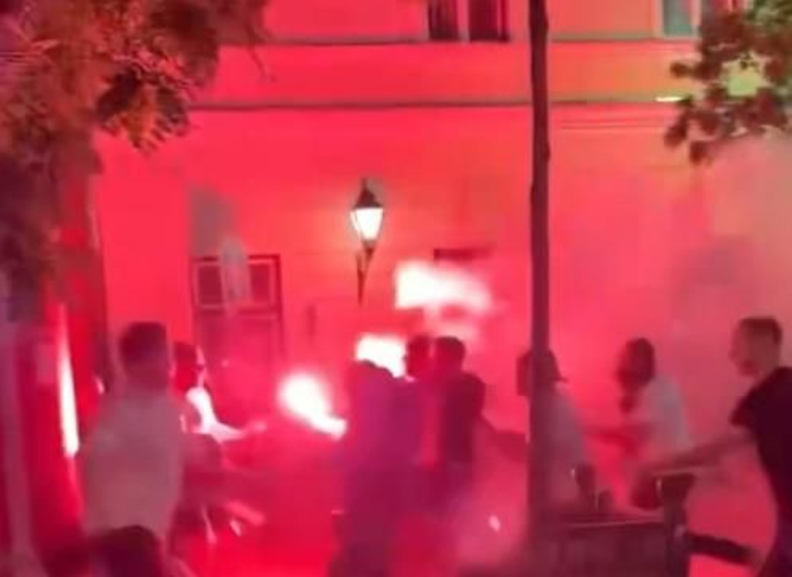 Batalla entre los ultras del PSG y Arsenal en Budapest.