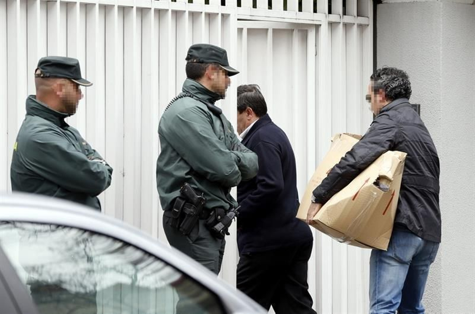 Agentes de la Unidad Central Operativa (UCO) de la Guardia Civil registran hoy el domicilio familiar del expresidente de Banesto Mario Conde.