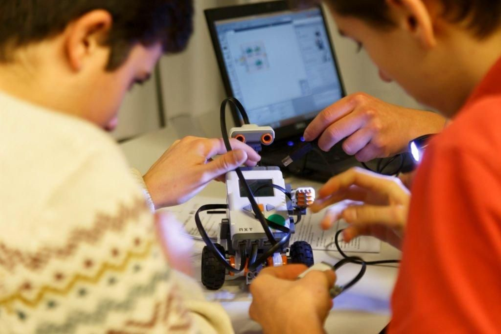 Los escolares, fascinados con la robótica.
