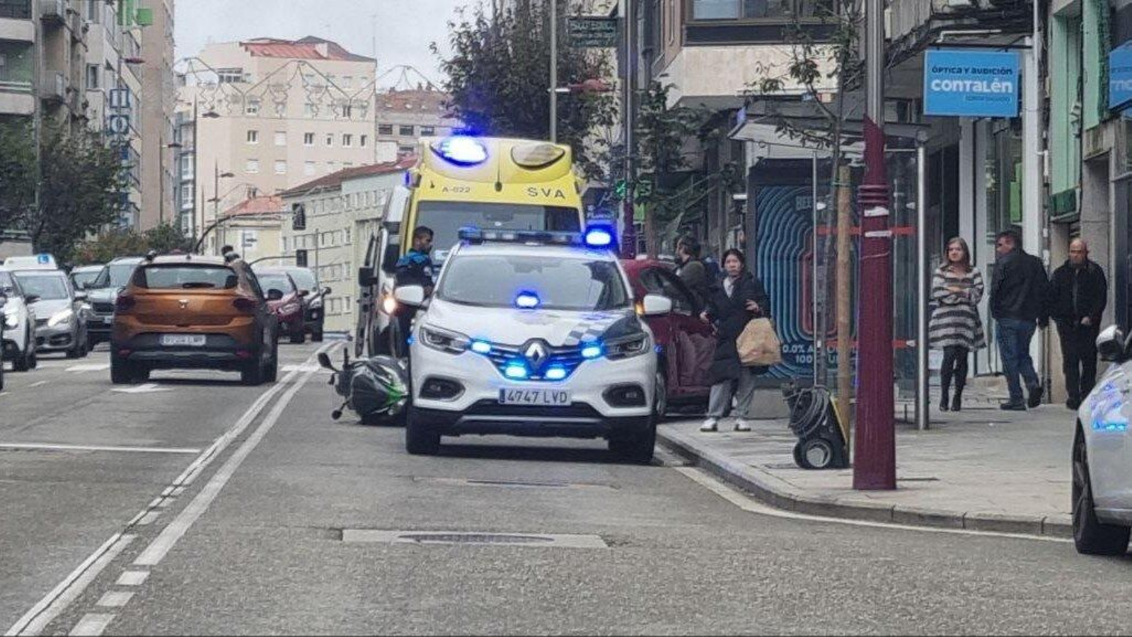 Los servicios de emergencia acudieron al punto para atender a los implicados en el accidente.