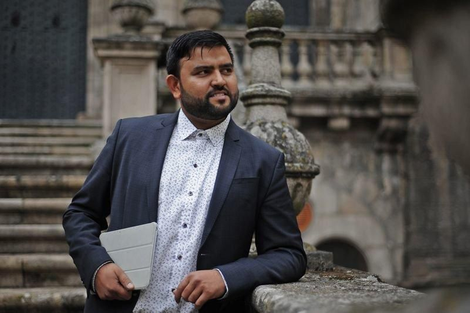 Totan Kundu posa en las escaleras de Santa María Nai (MARTIÑO PINAL).