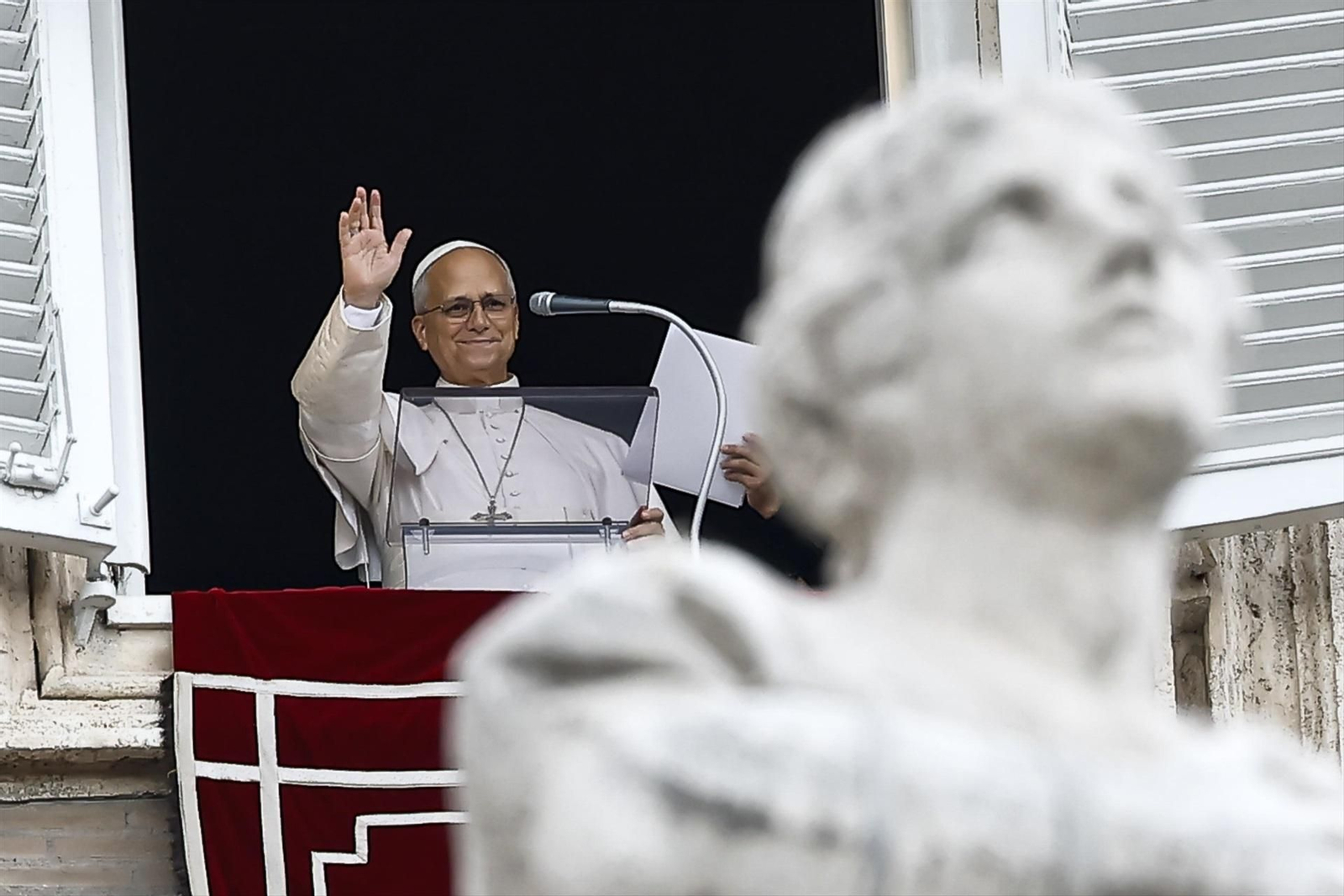 El papa León XIV en el balcón tras rezar el Angelus y superar su operación.