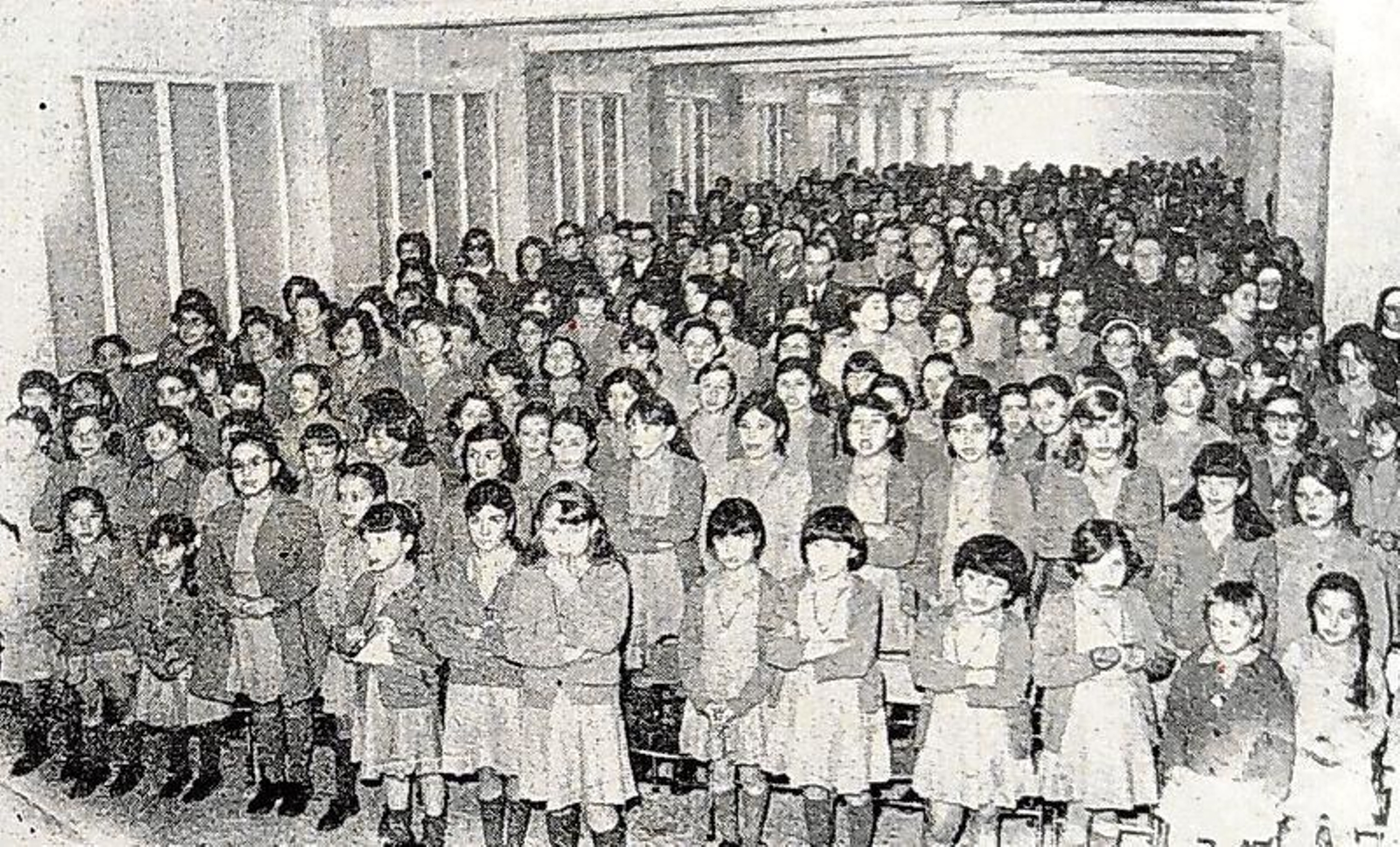 Alumnas, religiosas, autoridades y familiares, en la inauguración.