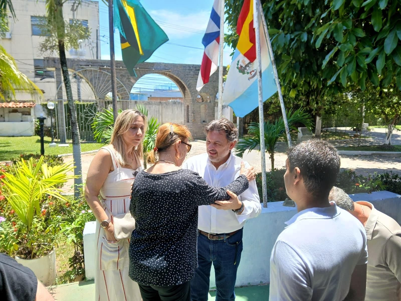 Miranda saluda a la colectividad del Centro Recreativo União do Río Tea en Salvador de Bahía