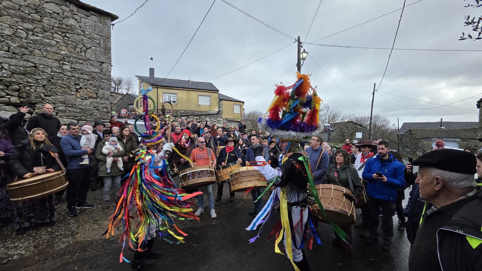 Galería | Los Palleirós llegan a Manzaneda con el inicio del Entroido