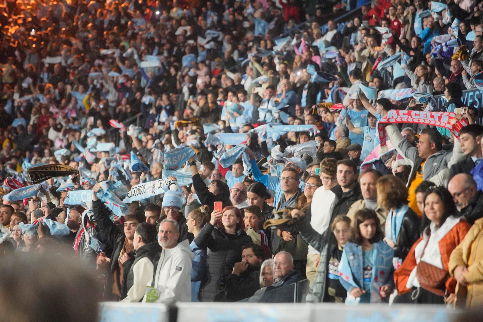 Partido entre el Celta y el Atlético de Madrid. // J.V. Landín