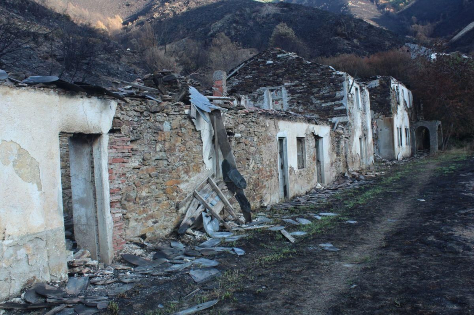 Restos de las construcciones dañadas de la mina de Valborraz.