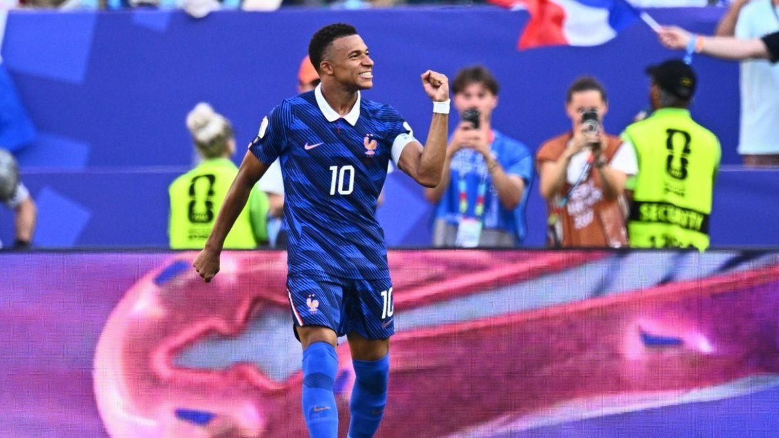 Kylian Mbappé celebra el gol anotado ante Paraguay.