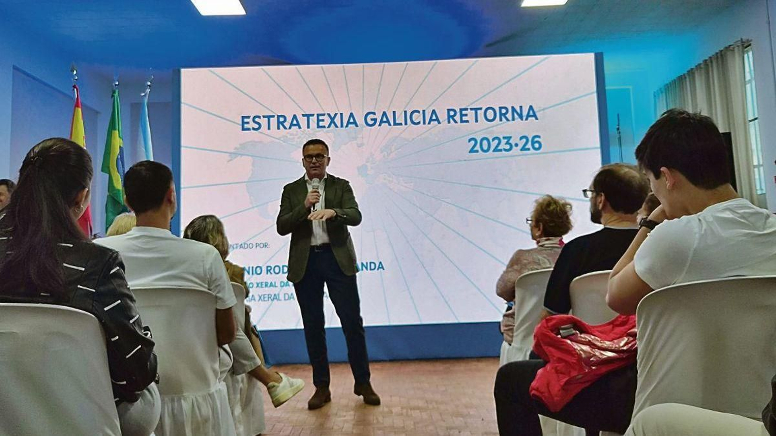 El conselleiro de Emprego, Comercio e Emigración, José González, en la feria de empleo de la Xunta en São Paulo.