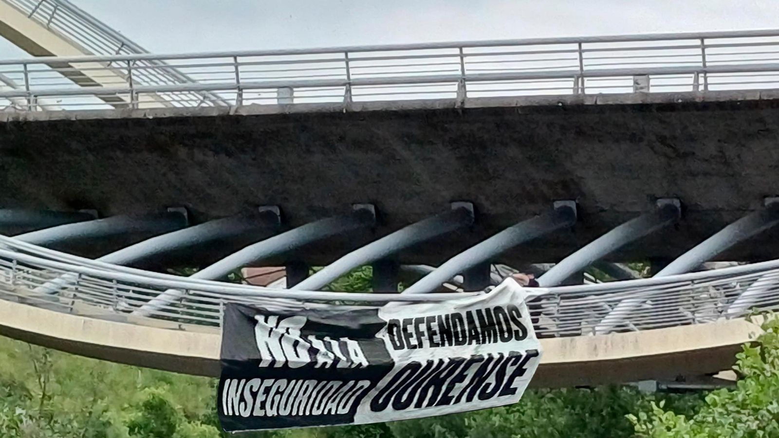 La pancarta colocada.