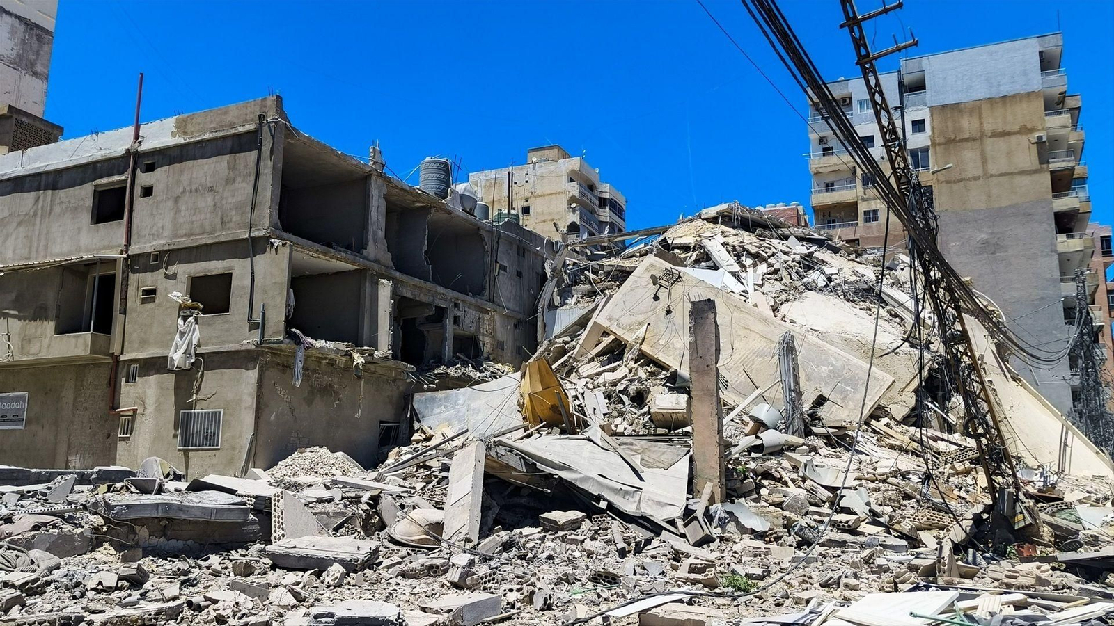 Israel reanuda sus ataques en Líbano con bombardeos que dejan ya seis muertos, entre ellos un militar.