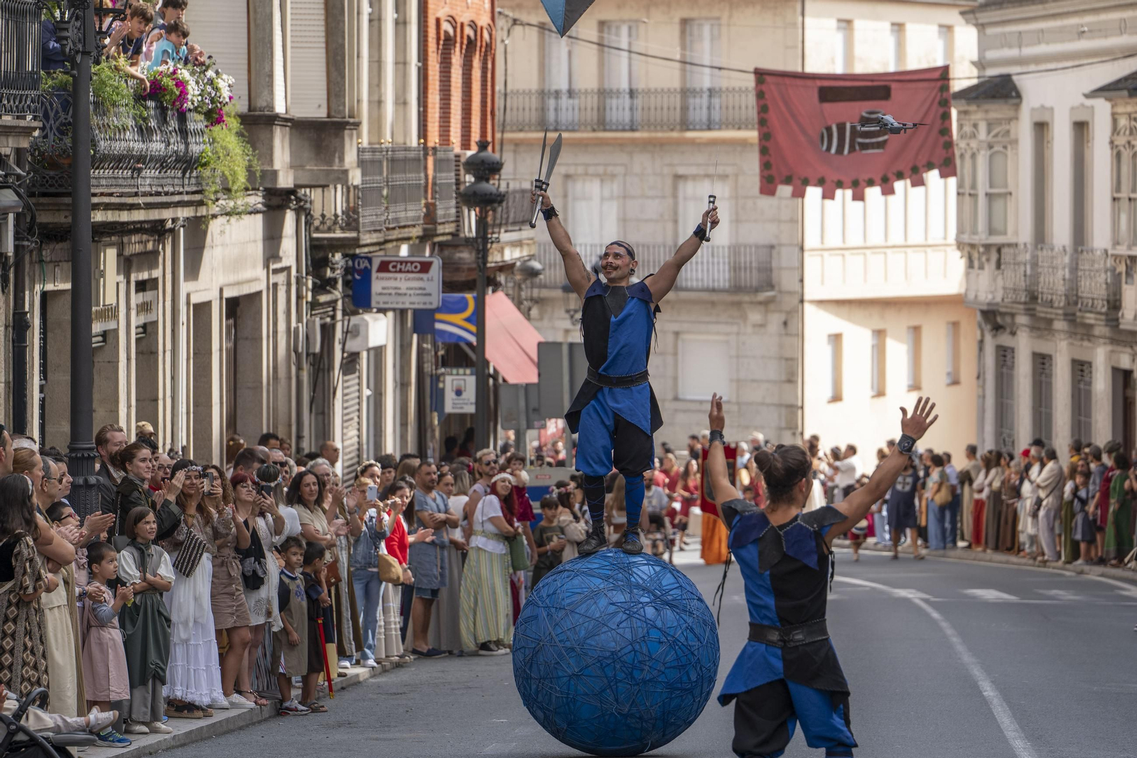 Galería | Reyes, clero, doncellas y caballeros desfilan por las calles de Ribadavia en la Festa da Istoria