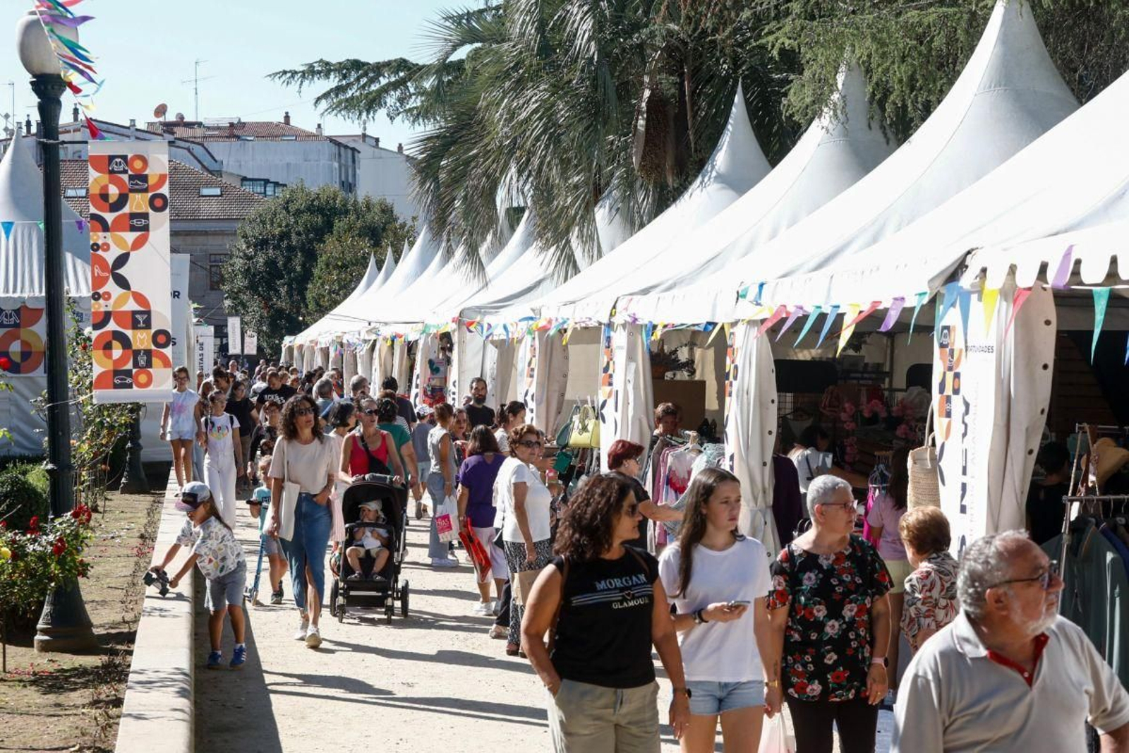 Cientos de personas se pasaron ayer por la Feria de Oportunidades.