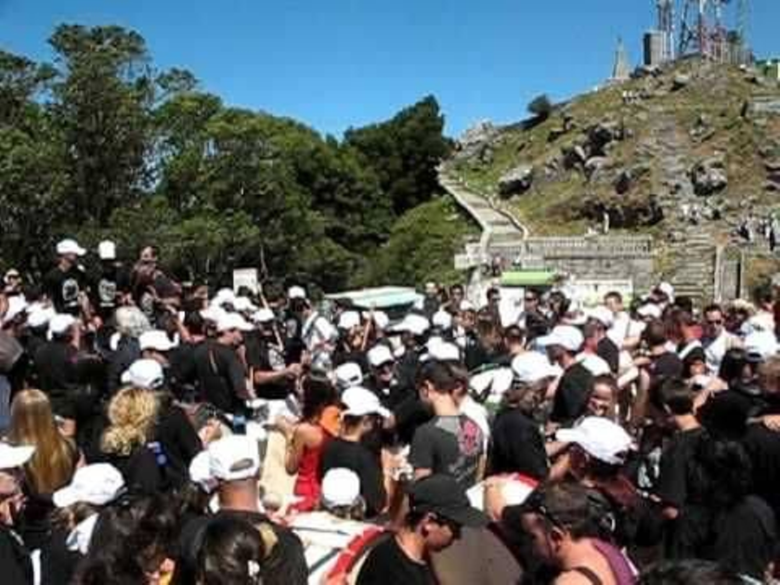 Varios romeros en el Monte