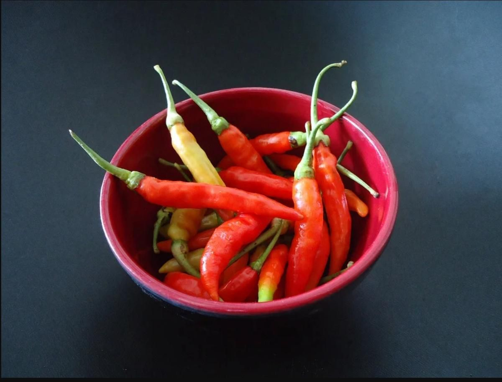 A los mexicanos les gusta el picante, seguro que ya lo has notado. Y el rey del picante en esta gastronomía es, sin duda, el chile. Hay cientos de variedades, unas más imposibles y otras más fáciles de digerir -por lo menos para nosotros-. Su uso también se remonta a las civilizaciones antiguas, que lo usaban con fines medicinales.