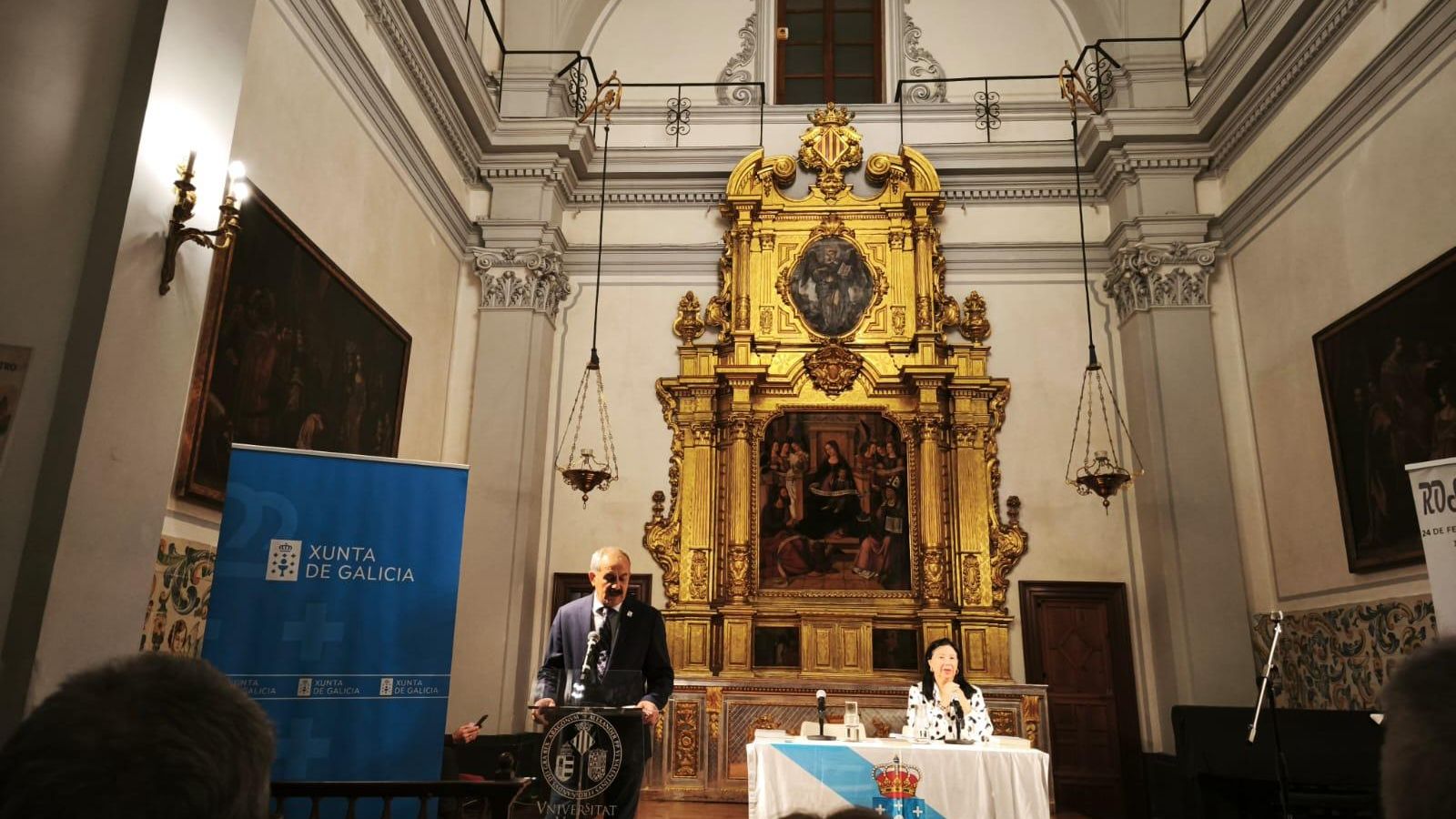 Presidente del Centro Gallego de Valencia presentando este solemne acto.