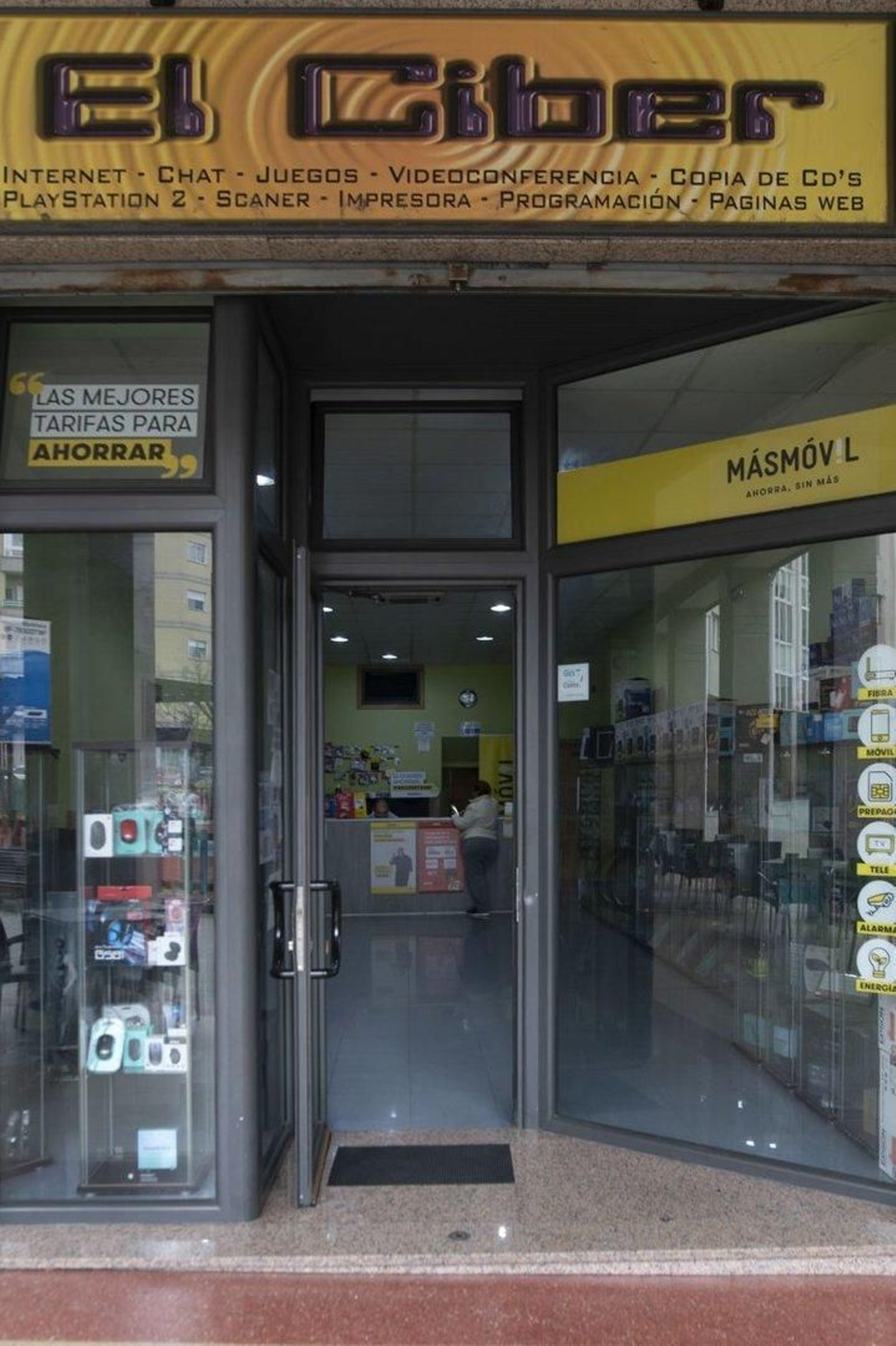 El letrero del local, con diseño y tipografía de 2003.