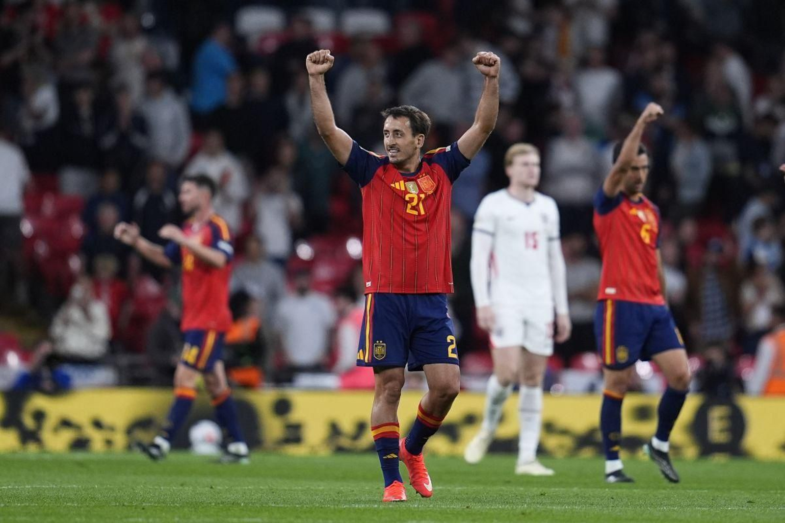 Mikel Oyarzabal, autor del tercer gol de la selección española en Wembley, levanta los brazos al final del encuentro.