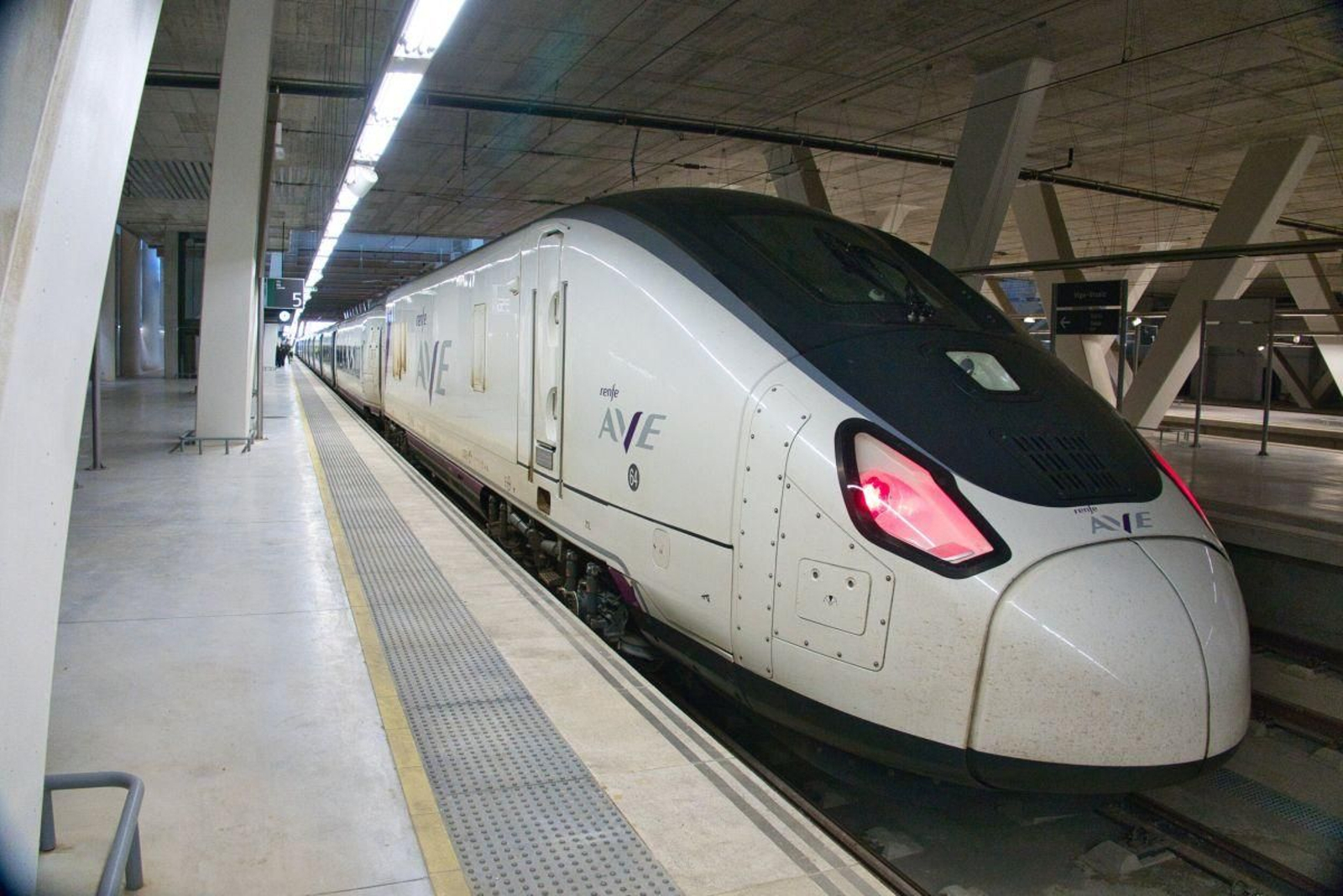 Un tren AVE que realiza el Vigo-Madrid, estacionado en Urzaiz
