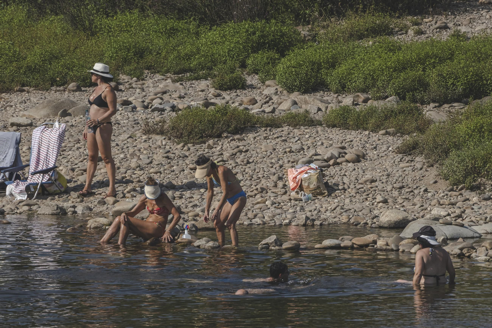 Galería | Los ourensanos combatiendo el calor en una jornada de calor extremo