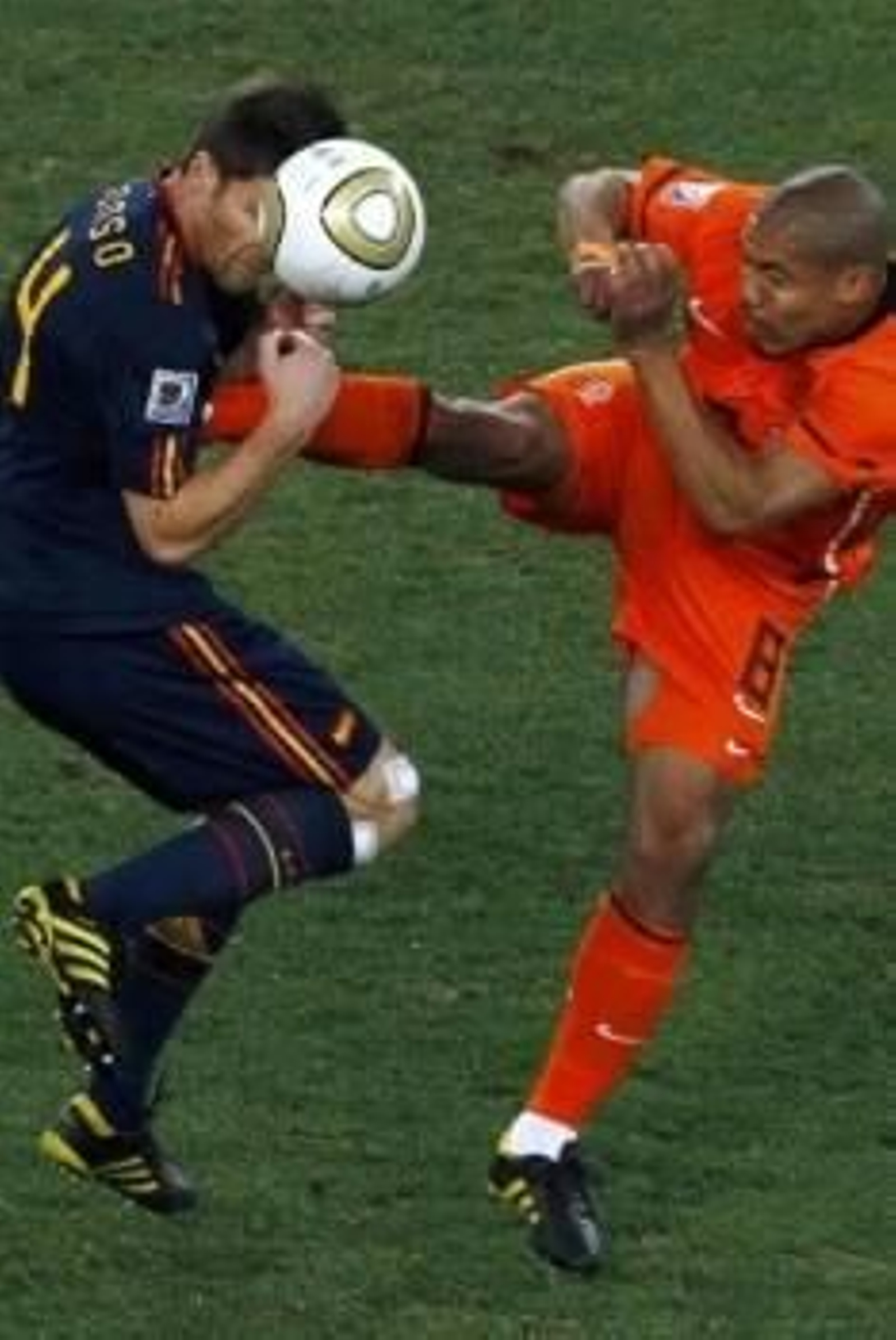 Estremecedora patada de Nigel De Jong contra Xavi Alonso