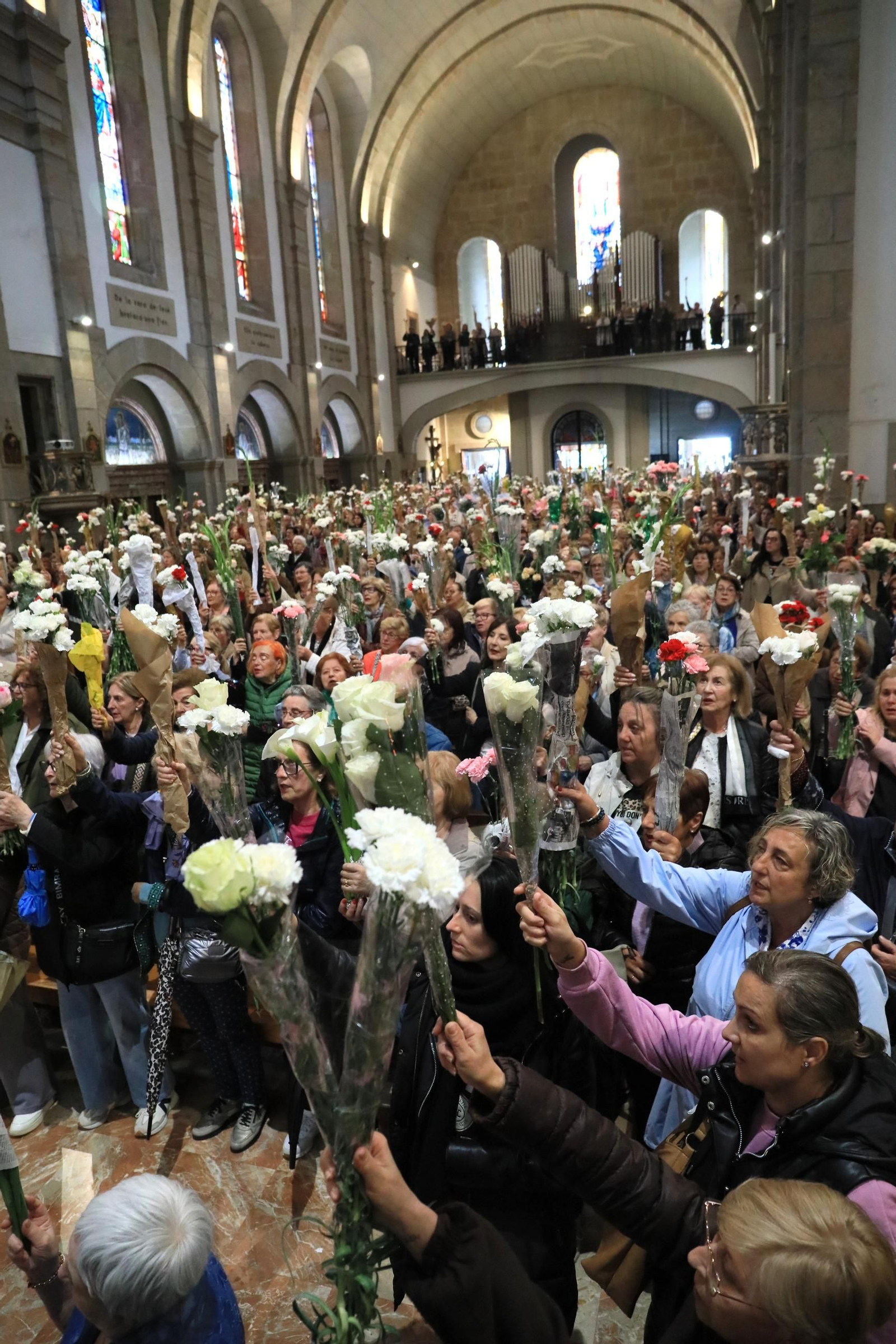 Galería | Las madres ofrecen sus flores un año más a la Virgen de Fátima, en fotos