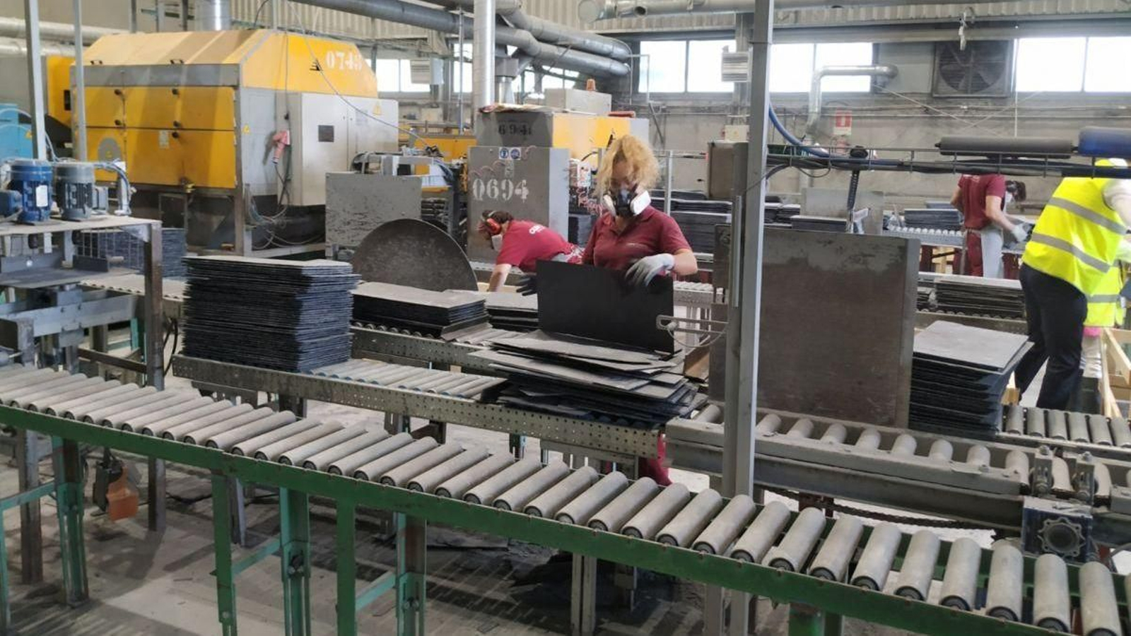 Trabajadora de una nave de producción de pizarra.