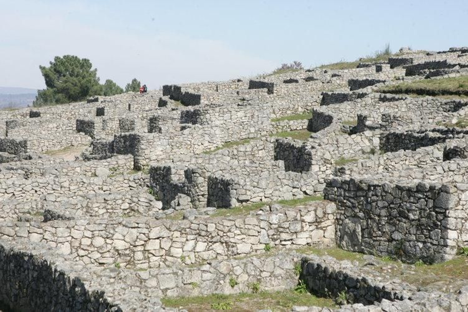 La construcción "castrexa" se levantó en una superficie propiedad de los comuneros.
