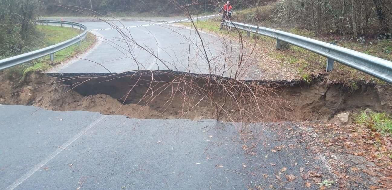 Esta mañana se cortaba la carretera OU-1202 (Farnadeiros-Lobios) a la altura del punto kilométrico13,500 por hundimiento de la calzada.