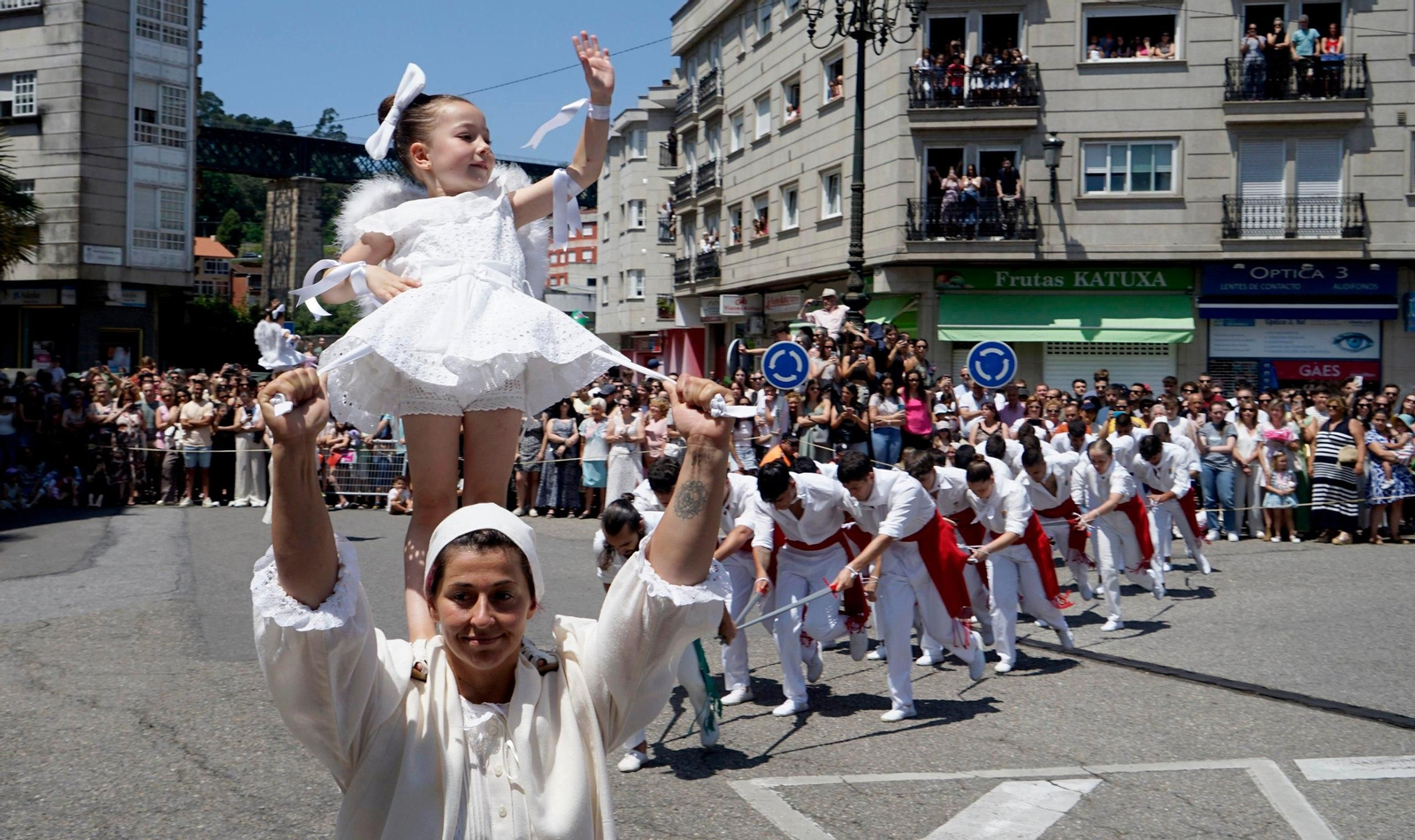 La Danza de las Espadas con las Penlas fue el broche de la celebración, aunque también se pudo ver a la Coca con los Cabezudos.
